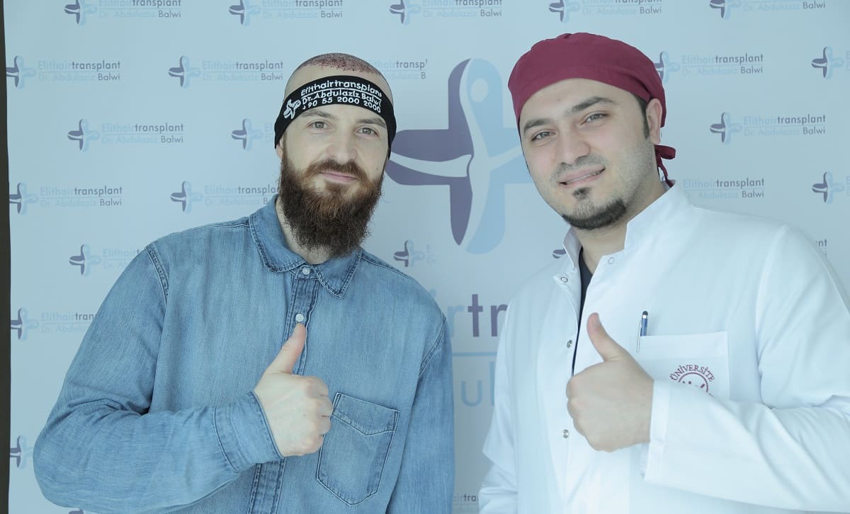 Dr. Balwi mit Patienten Elithairtransplant