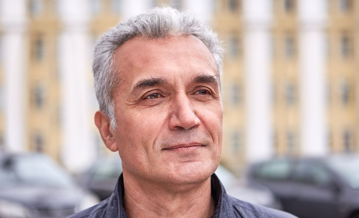 Mann mit dem grauem Haar