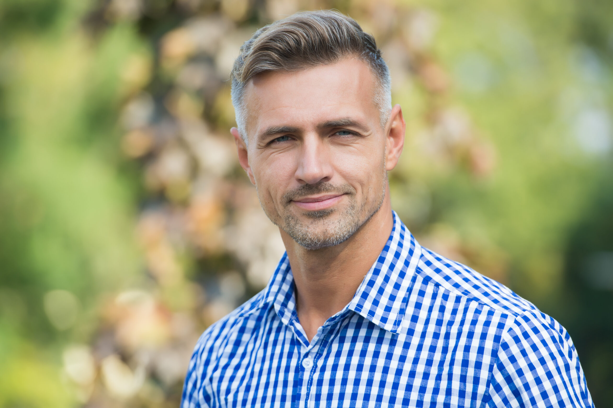 Mann mit grauen Haaren