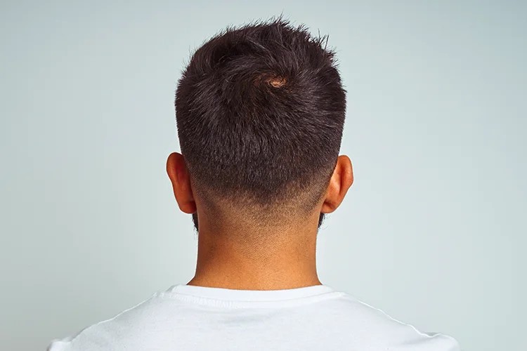 Rückansicht eines Mannes mit Blick auf den Hinterkopf