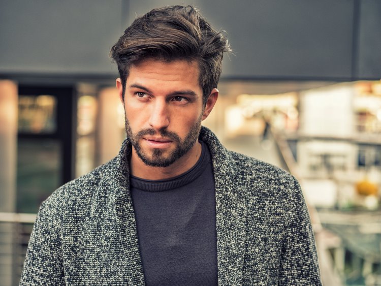 Mann mit dichten Haaren nach Haartransplantation