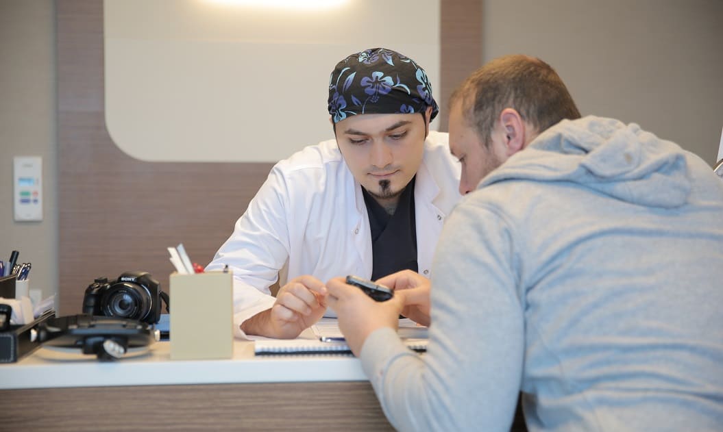 Patient mit Dr. Balwi bei einer Haarsprechstunde - Elithairtransplant