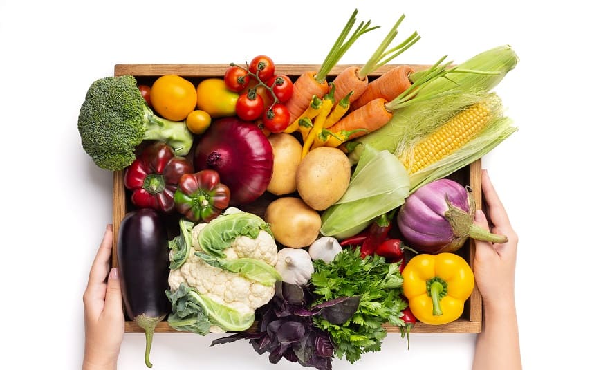 Superfood für die Haare - Gemüse in Holzkiste