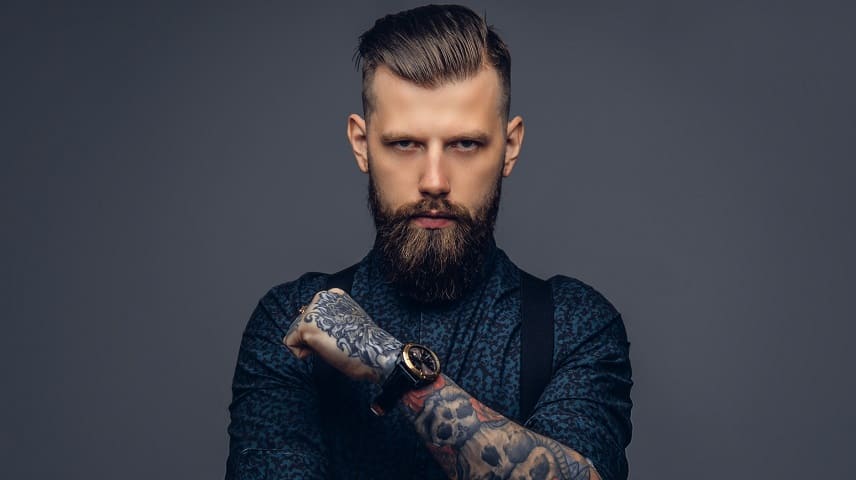 Haargel nach Haartransplantation - Junge Mann mit Bart und schöner Haare