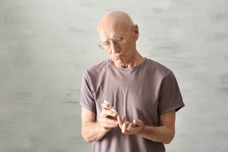 Mann mit Glatze testet auf Diabetes