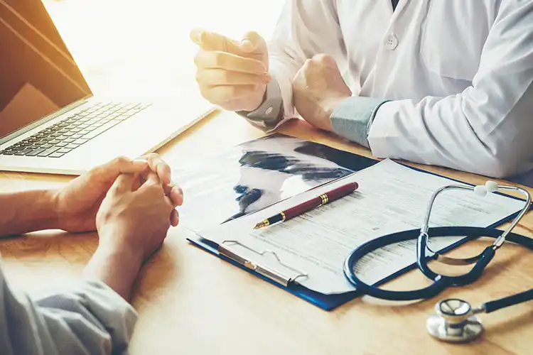 Ein Patient wird von seinem Arzt beraten