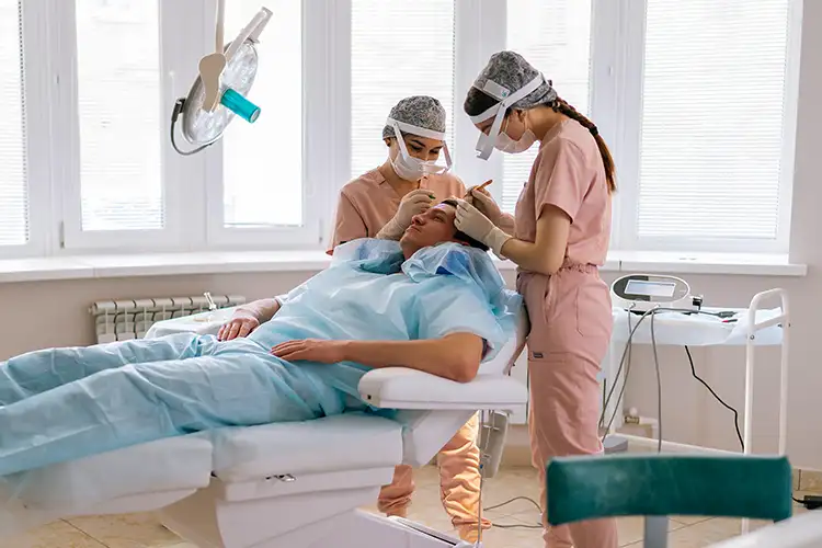 Ein Patient im OP-Saal bei der Durchführung einer Haartransplantation