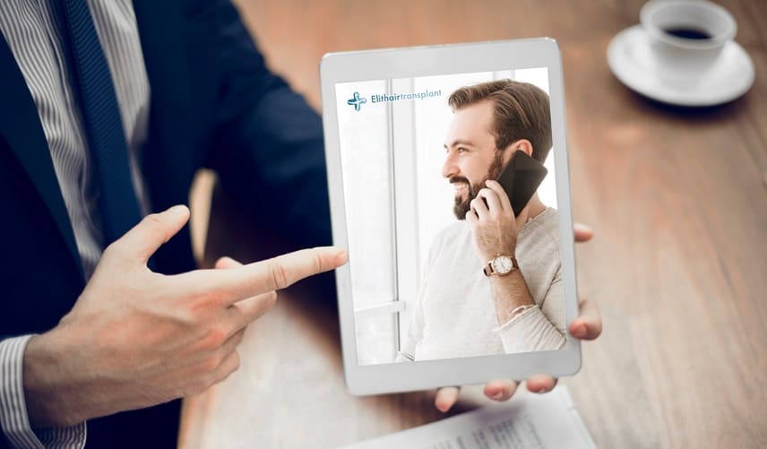 Begriffserklärung Geheimratsecken - Der Mann zeigt ein Bild eines Mannes, der telefoniert.