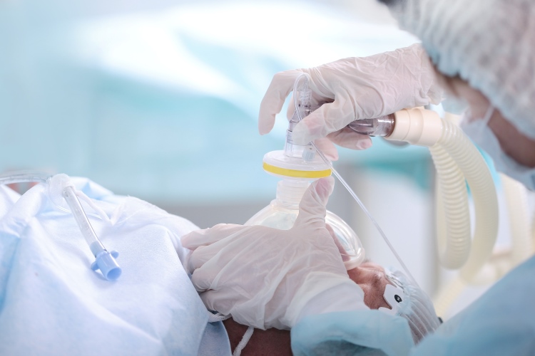 Bei einem Patienten wird eine Vollnarkose durchgeführt