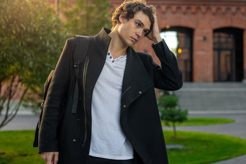 Nebenwirkungen von Haarwuchsmittel - Gestresster junden Mann