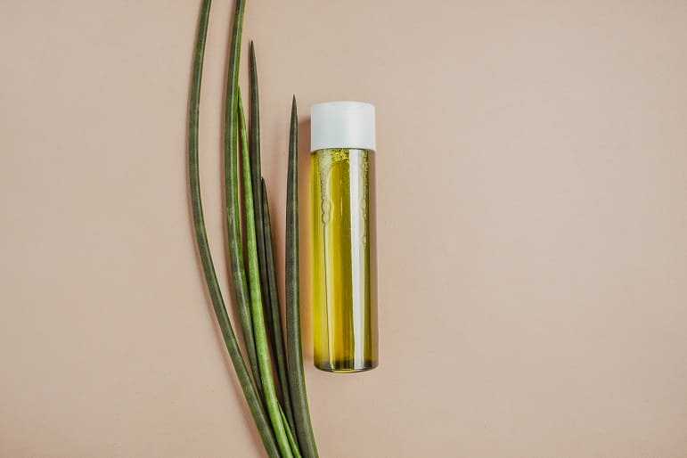 lasche mit Haarwuchsmittel auf braunem Hintergrund