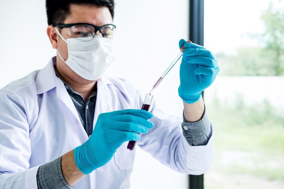 Arzt prüft die Blutprobe eines Patienten