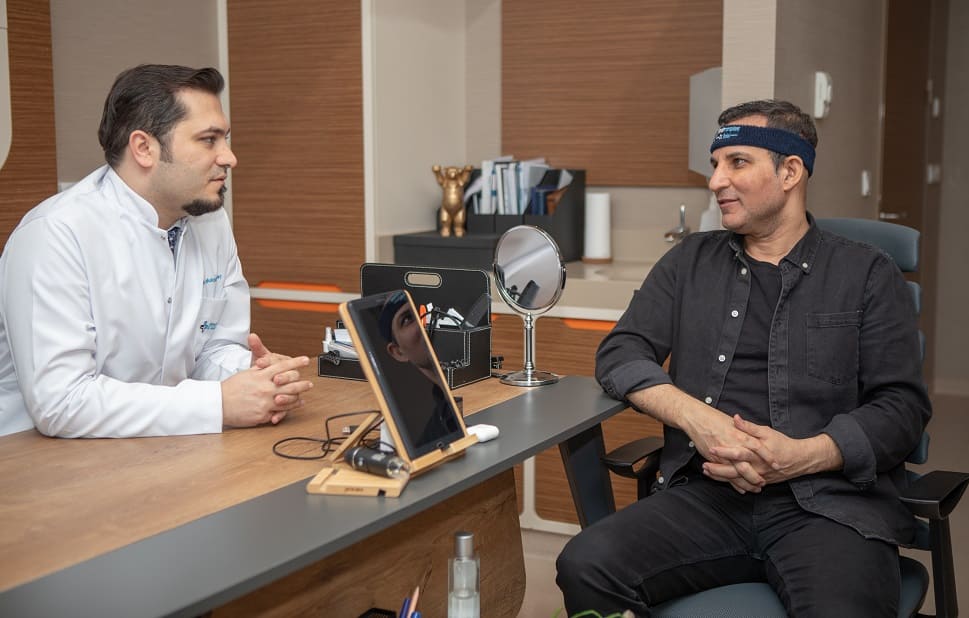 Dr. Balwi berät Rafet El Roman zu seiner Haartransplantation