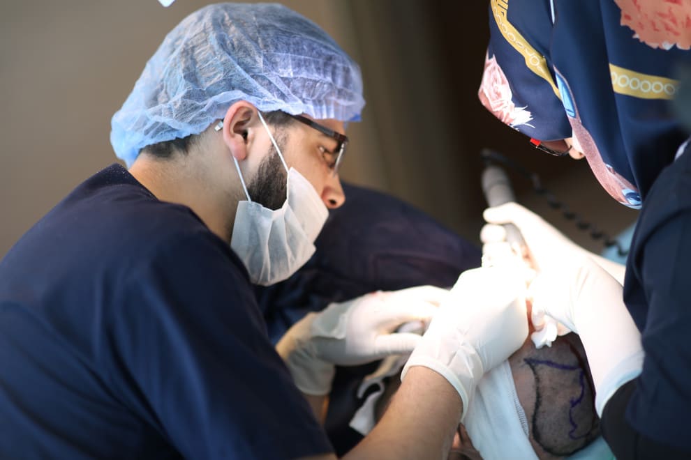 Arzt fürt Haartransplantation durch