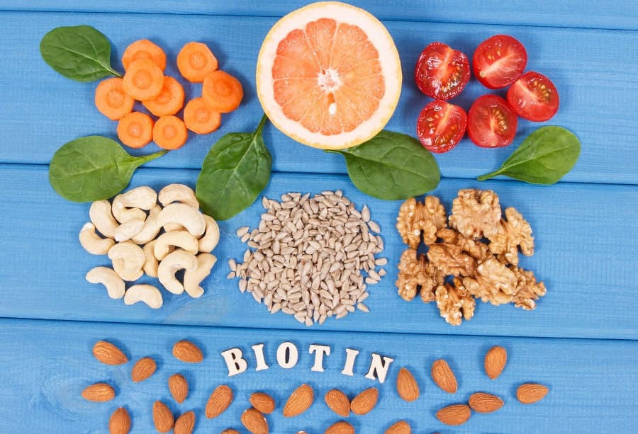 Biotin ist ein wichtiges Vitamin nach der Haartransplantation Bild mit Früchten, die Biotin enthalten. Wichtiges Vitamin nach der Haartransplantation