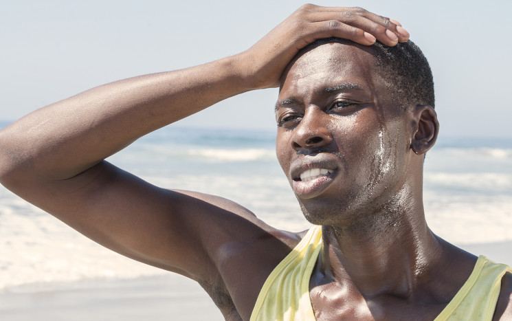 Schweiß auf der Stirn beim Joggen nach der Haartransplantation ist ein Problem Mann beim Joggen nach der Haartransplantation mit Schweiß auf der Stirn