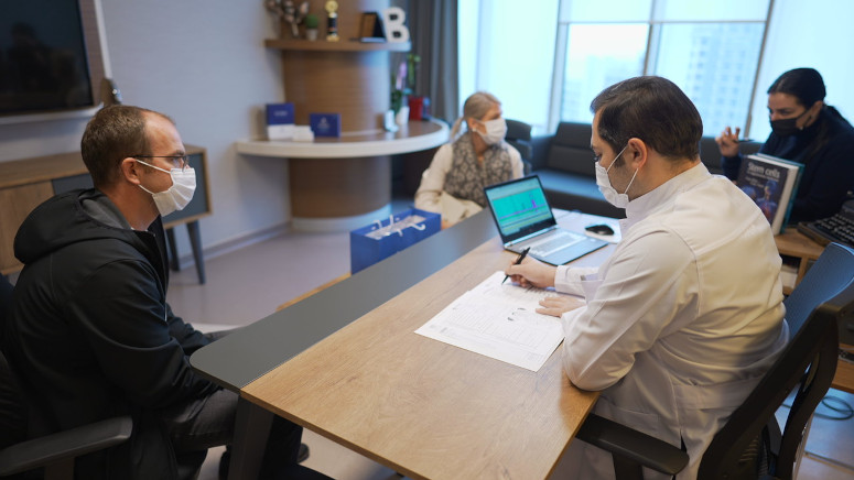 Dr. Balwi erklärt Ehemann den Ablauf der Haartransplantation