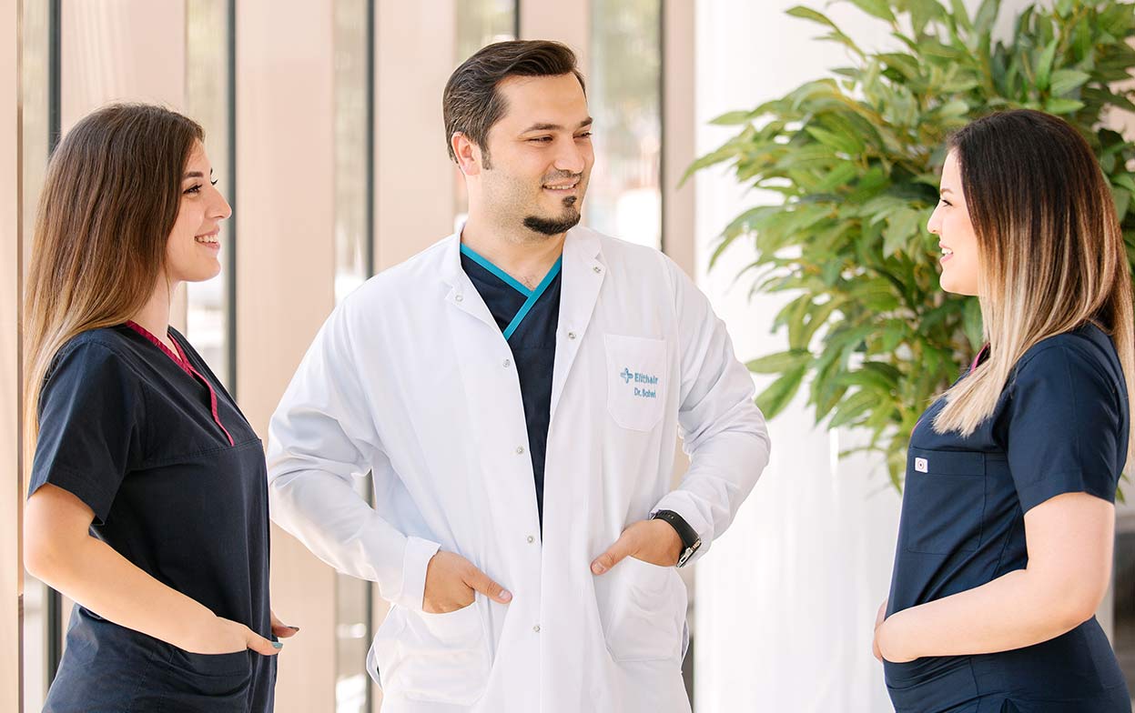 Spezialist für die Haartransplantation Dr Balwi mit Team