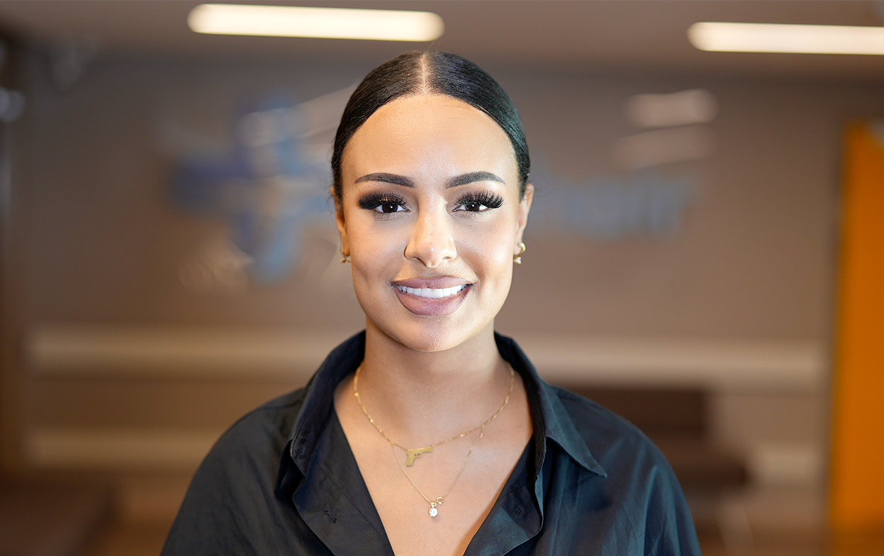 Patientin nach ihrer SDHI Haartransplantation lacht