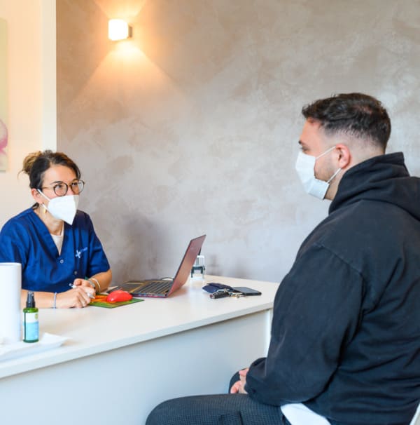 Beratung eines Patientin durch eine Elithair Expertin