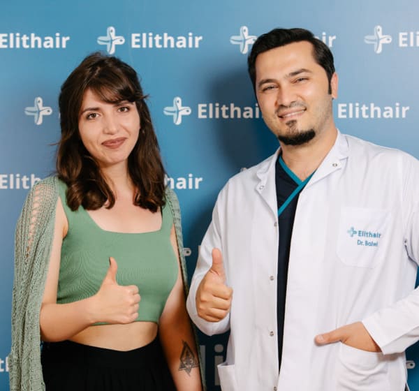 Dr. Balwi mit zufriedener Patientin nach der Haartransplantation in Stuttgart