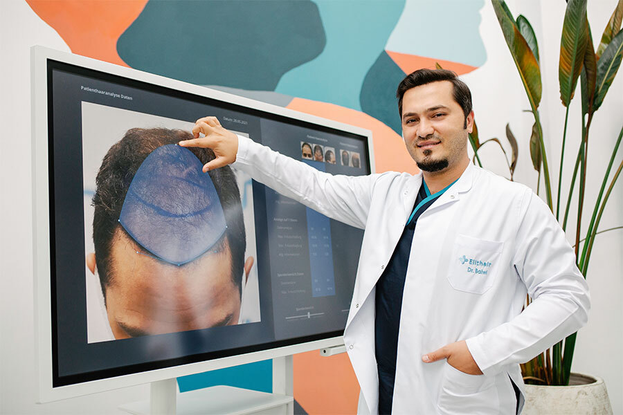 Haartransplantation Spezialist Dr. Balwi bei der Haaranalyse