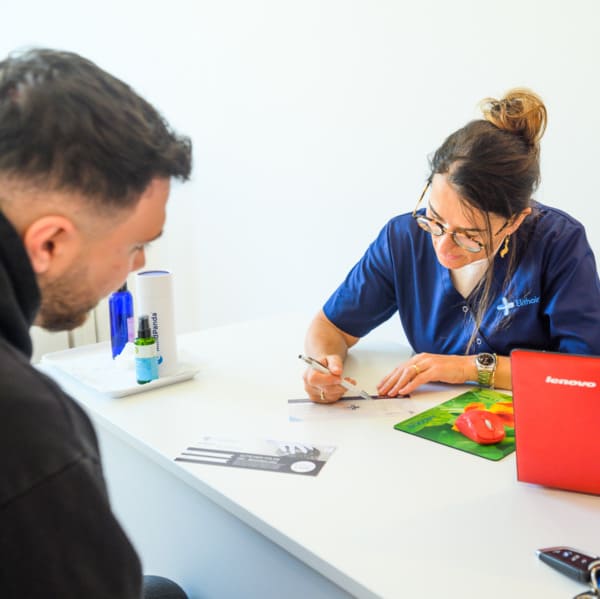 Expertin berät Patient für die Haartransplantation