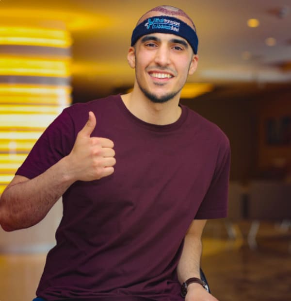 Elithair Patient ist nach seiner Haartransplantation zufrieden