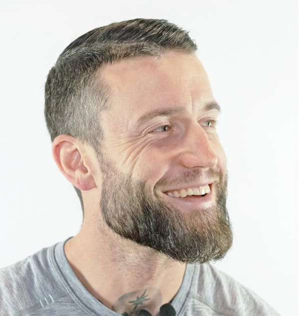 Patient Jhaki zufrieden nach der Barttransplantation in Frankfurt