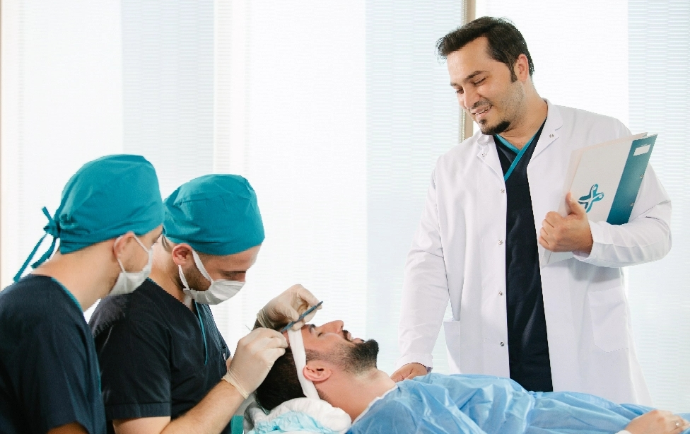 Thumbnail Dr Balwi mit Spezialisten bei der Behandlung