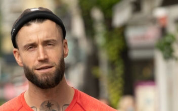 Thumbnail des Testimonal Video von Patient Jhaki für die Haartransplantation in der Türkei