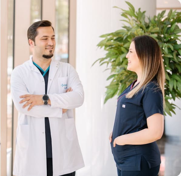 Dr Balwi mit seiner Spezialistin lächelnd in der Lobby der Klinik