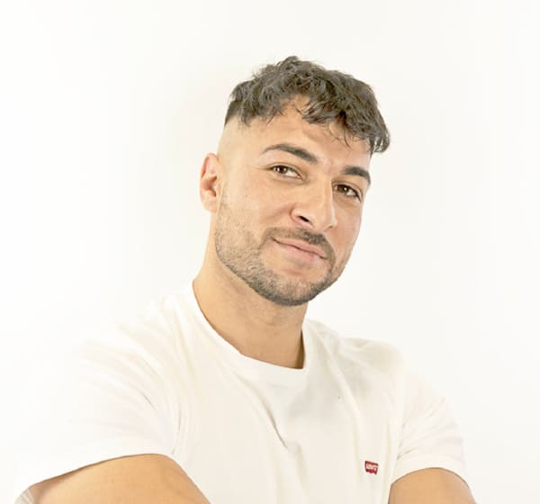 Patient Osmani zufrieden nach seiner Haartransplantation in München bei Elithair