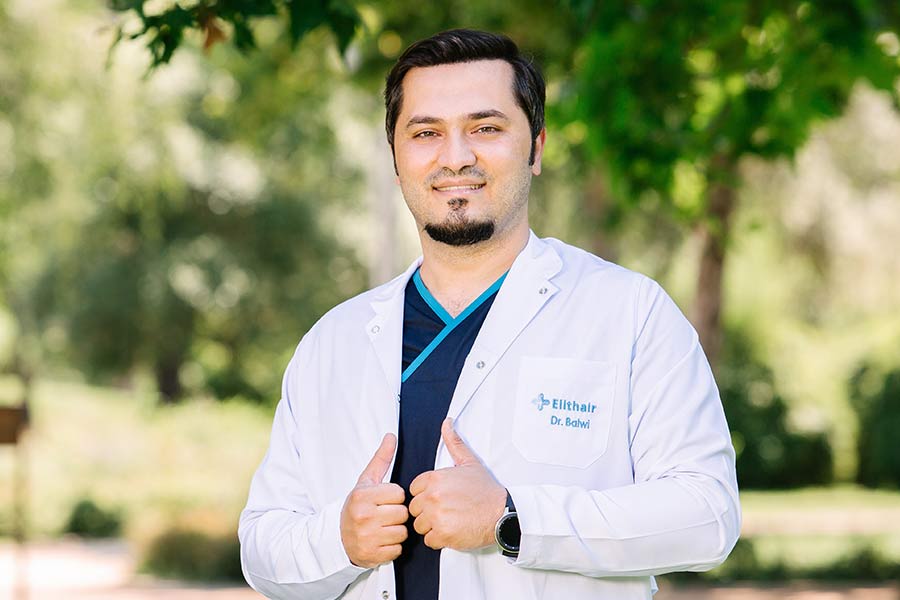 Portrait von Dr. Balwi draußen in Pose