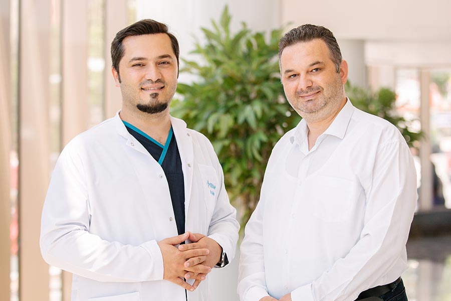 Dr. Balwi mit einem Patienten von Elithair