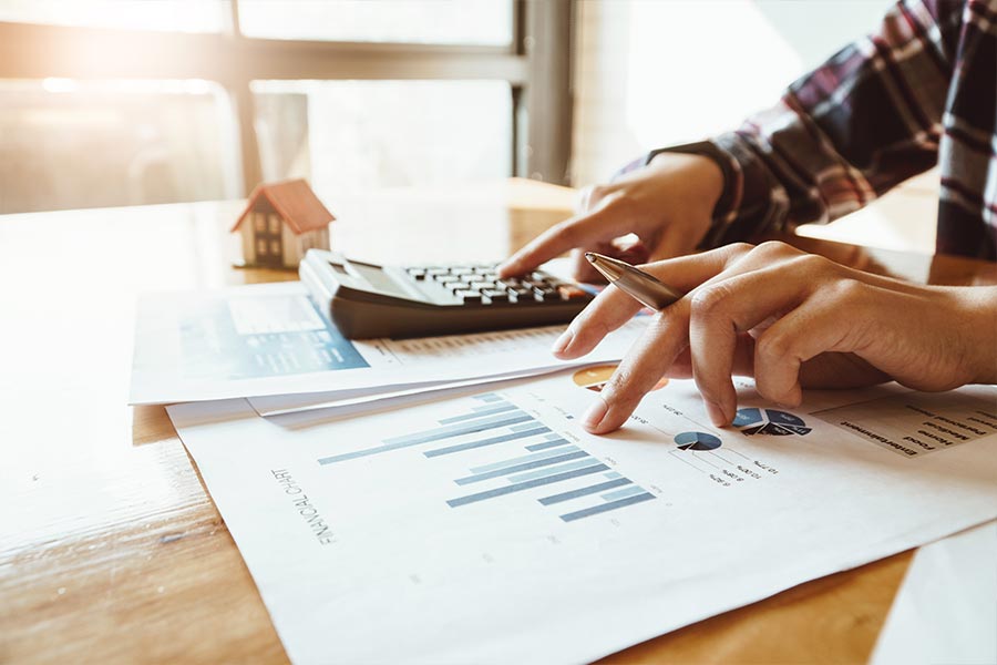 Taschenrechner und Papier zur Berechnung der Haartransplantation Finanzierung bei Elithair