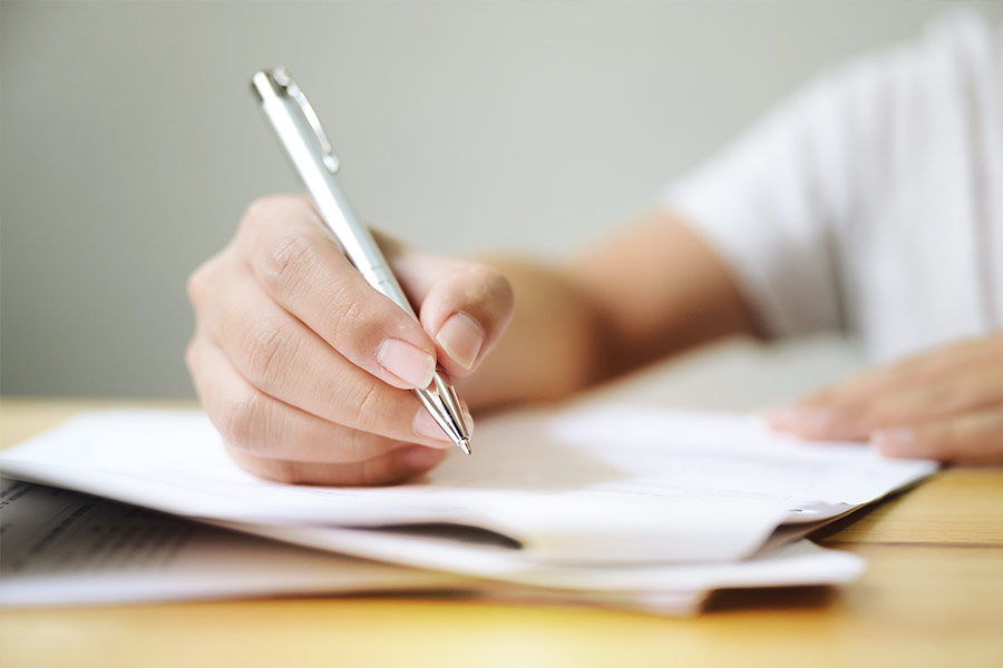 Stift mit Papier zur Haartransplantation Finanzierung bei Elithair