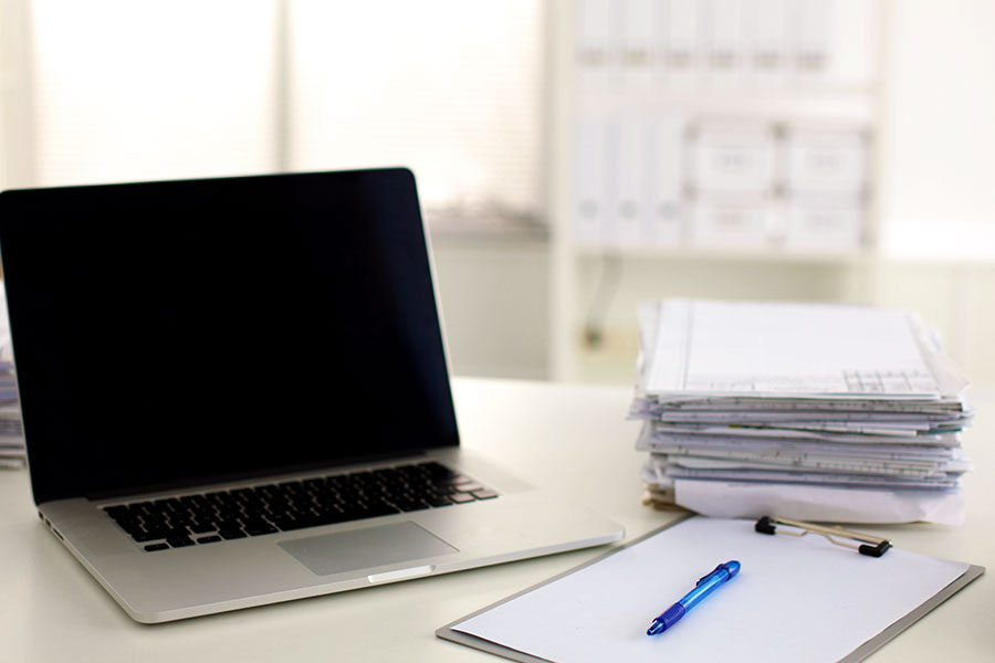 Unterlagen und ein Laptop bei Elithair zur Finanzierung