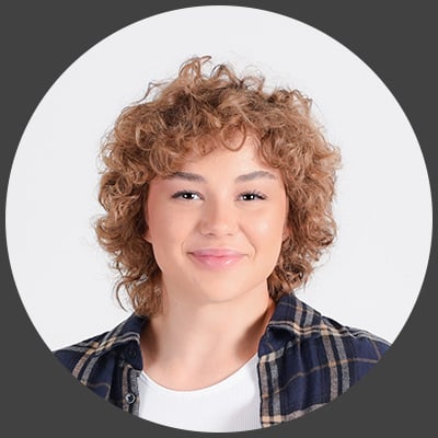 Patientin mit vollem Haar nach der Haartransplantation in der Türkei