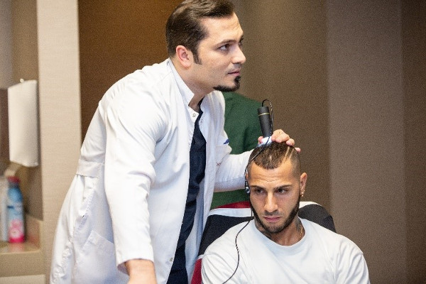 Dr Balwi untersucht den Haarausfall von Ricardo Quaresma