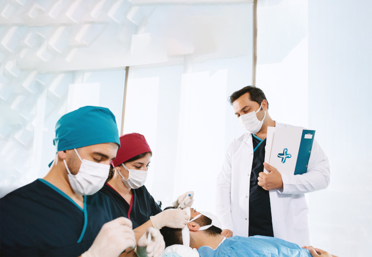 Dr. Balwi und sein Team behandeln Patienten mit der Saphir Haartransplantation