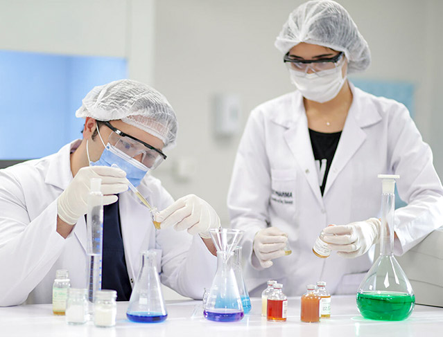 Dr. Balwi und Spezialistin im Labor