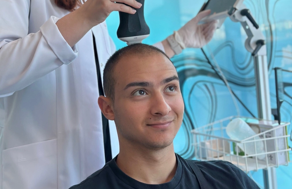 Elithair Patient bei der Voruntersuchung mit dem Pre-Test-System