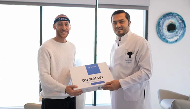 Das Bild zeigt, wie Dr. Balwi einem Patientin ein Hair Boost Set von Elithair gibt.