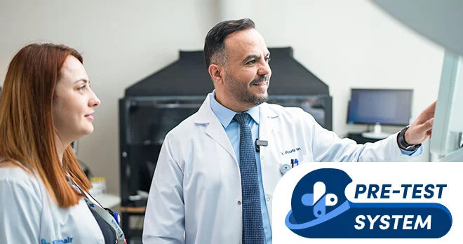 Das Bild zeigt Dr. Mustapha und Dr. Ektiren bei der Durchführung der Patientenanalyse im Elithair-Labor