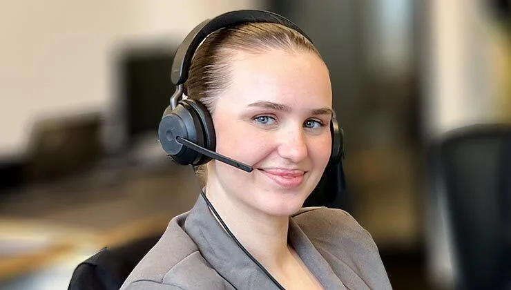 Das Bild zeigt eine Elithair-Expertin für die Patientenkonsultation