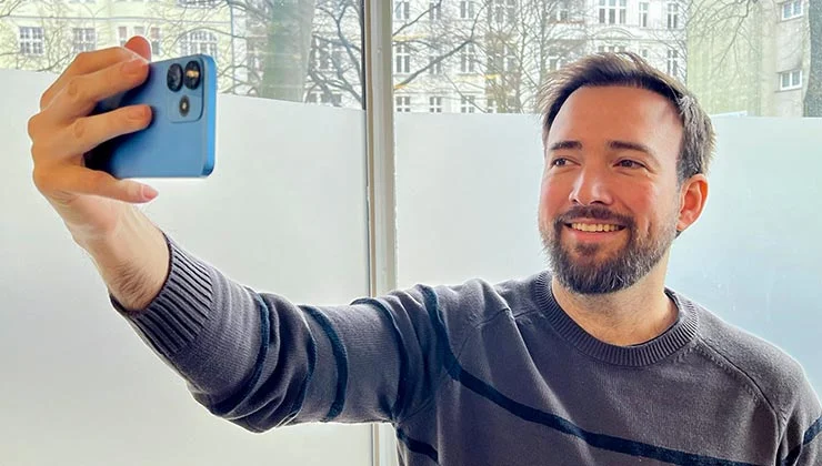 Bild eines Patienten, der Bilder seiner Haarsituation über die Elithair-App sendet