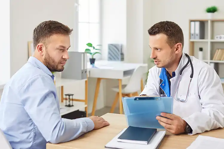 Ein Patient wird von seinem Arzt beraten