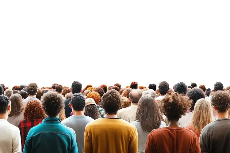 Verschiedene Menschen mit unterschiedlichen Haarstrukturen stehen zusammen, man sieht sie von hinten