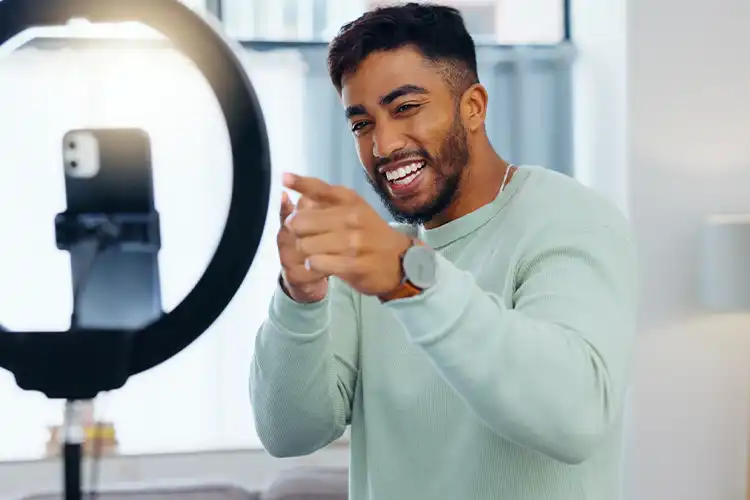 Ein selbstbewusster Influencer lächelt – modern gestylt und perfekt definierter Haarlinie, Symbol für das gängige Schönheitsideal in sozialen Medien